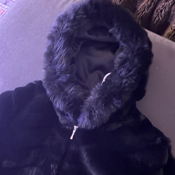 DKNY Miss Gallery Womens Hooded Heavyweight Faux Fur Coat with pockets. - Picture 5 of 6